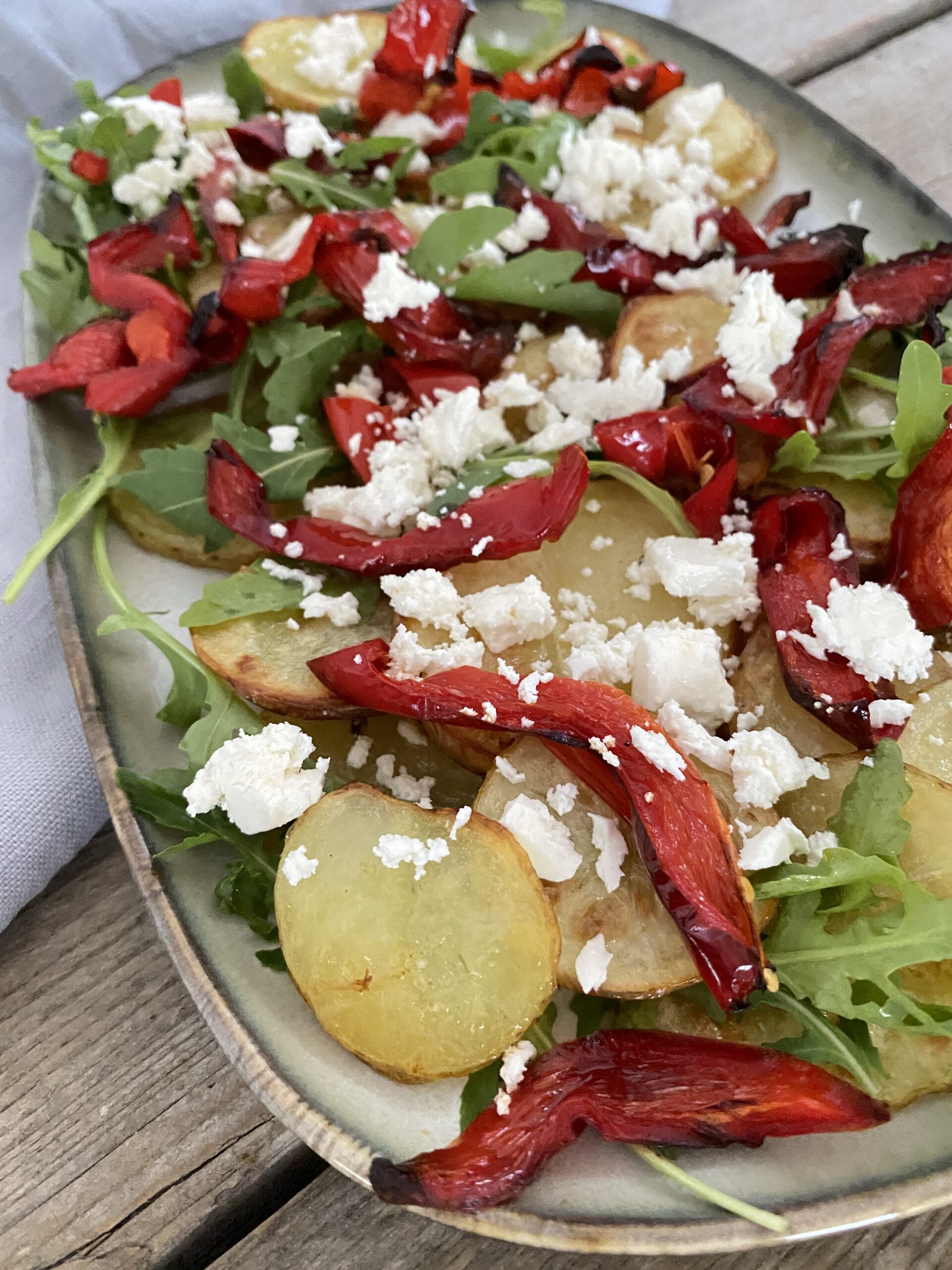 Stegte kartofler med rucola, rød peber og feta