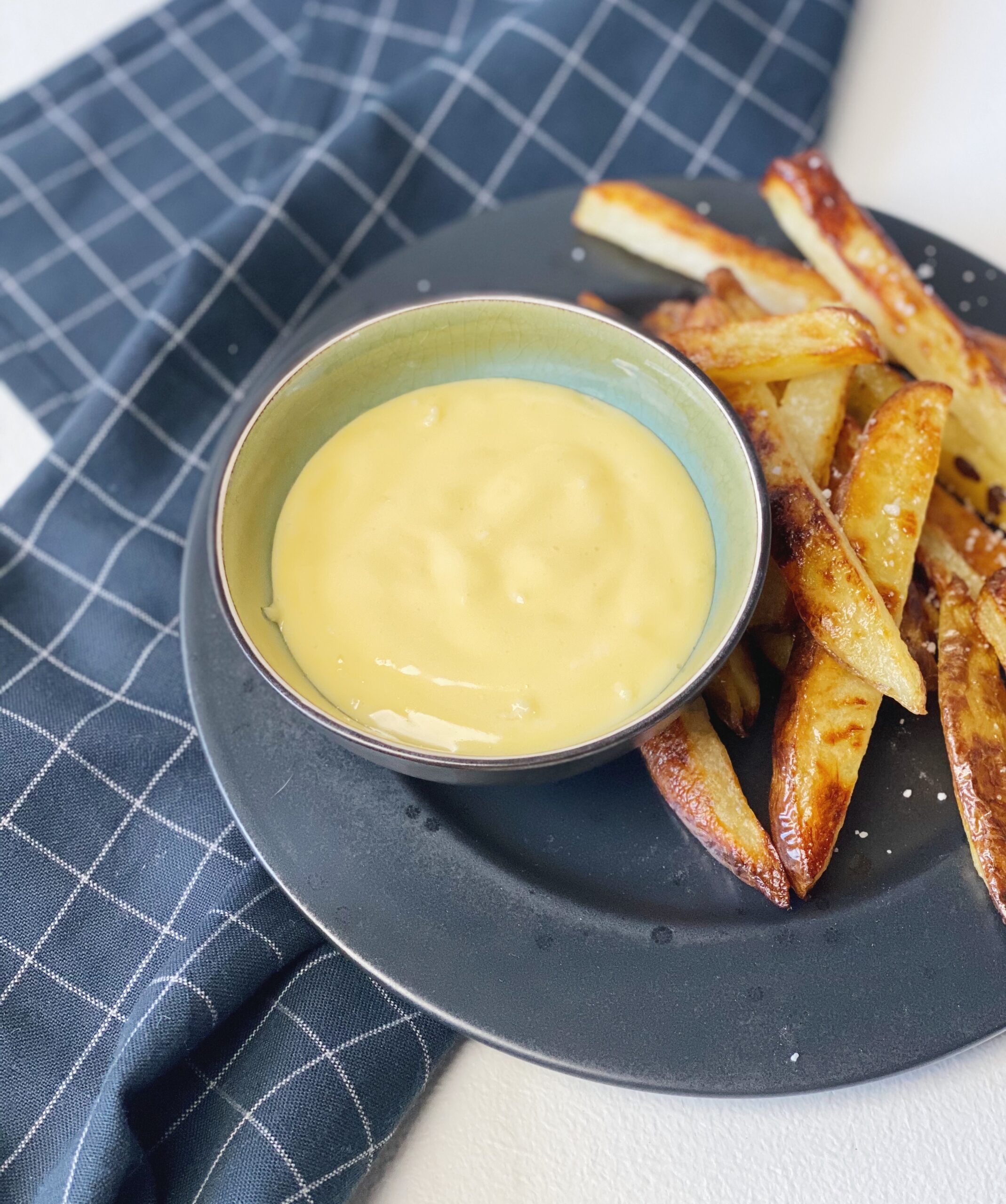 En tallerken med hjemmelavet pommes frites og aioli