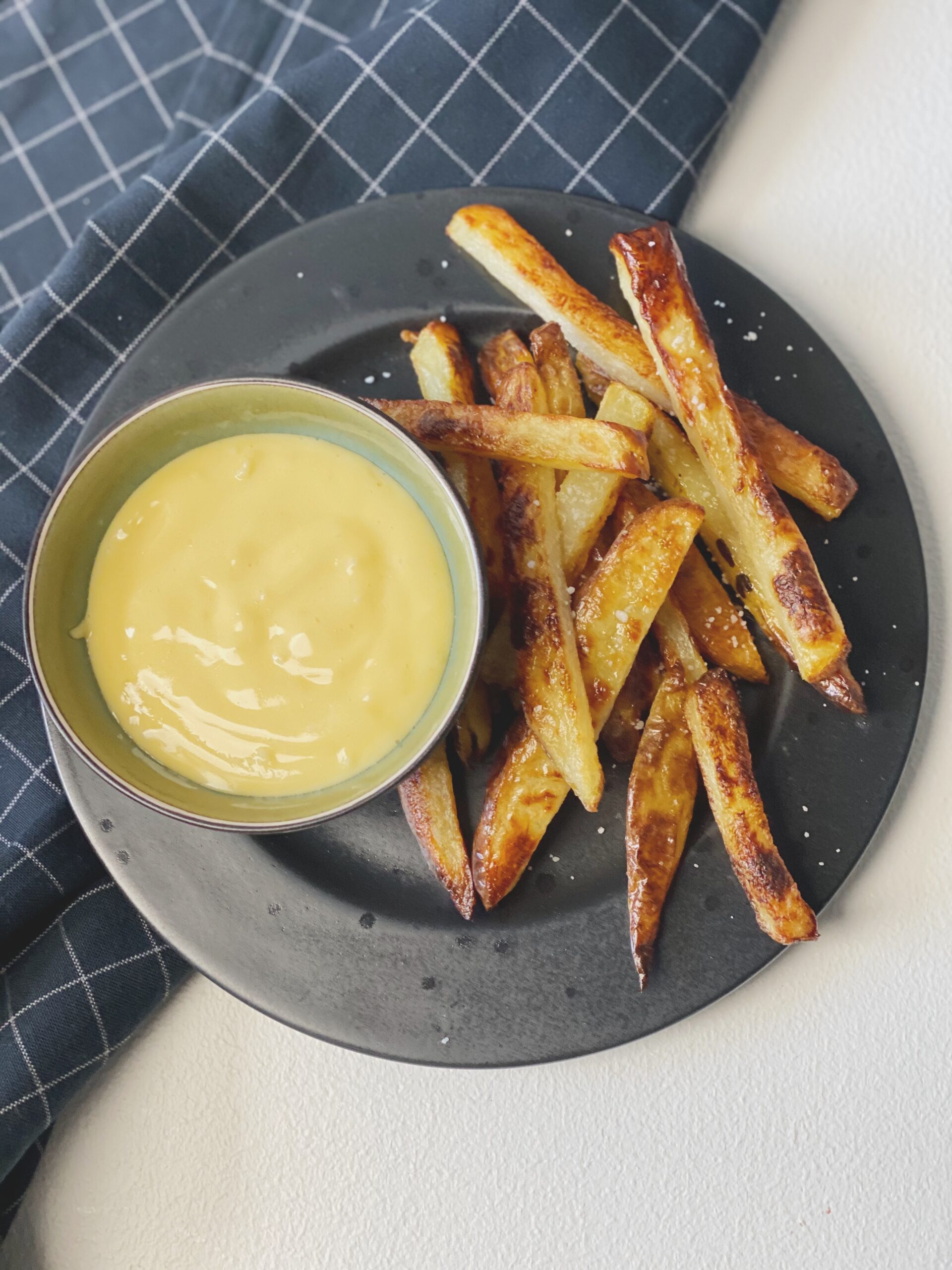 En tallerken med hjemmelavet pommes frites og aioli