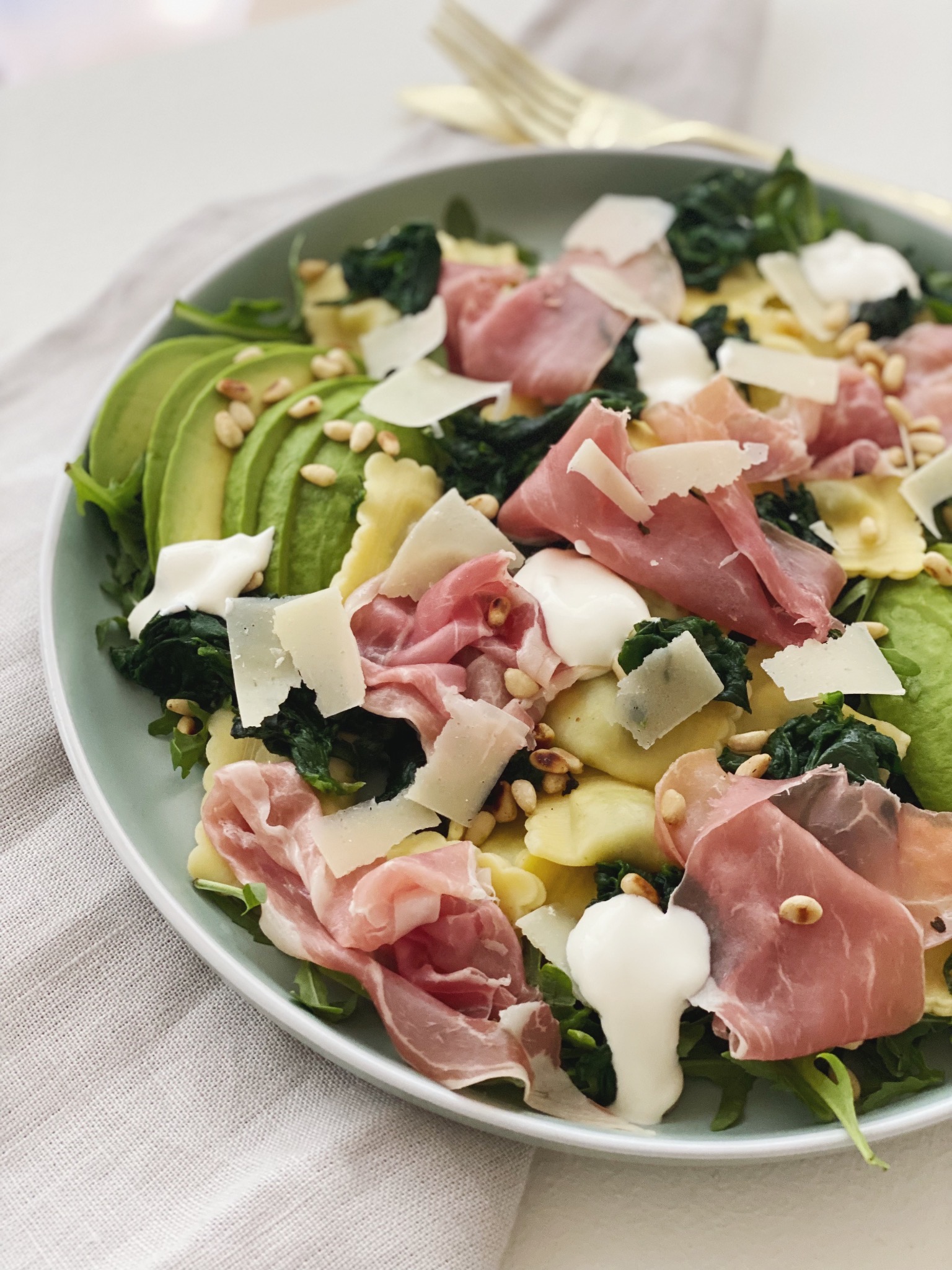 Salat med ravioli og parmaskinke set tæt på