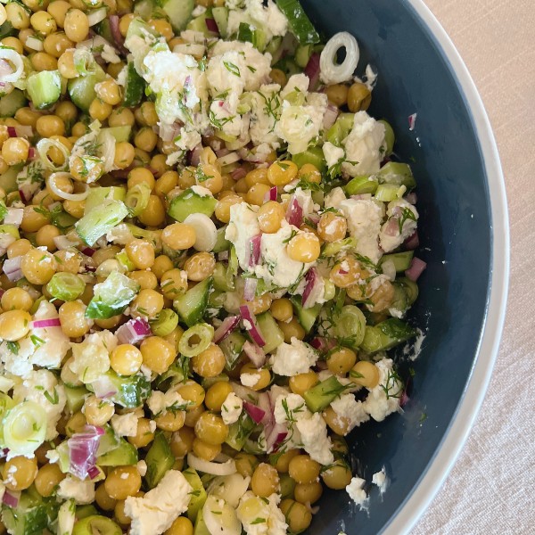 Kikærtesalat med feta, hvor du ser halvdelen af skålen men tættere på