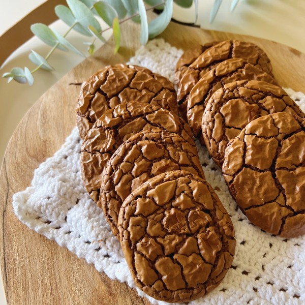 Chewy chokolade cookies set tæt på. Kagerne har en krakeleret overflade.